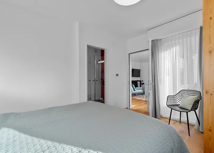 Aussicht Mit Poolbereich In Skiregion Brigels Breíl